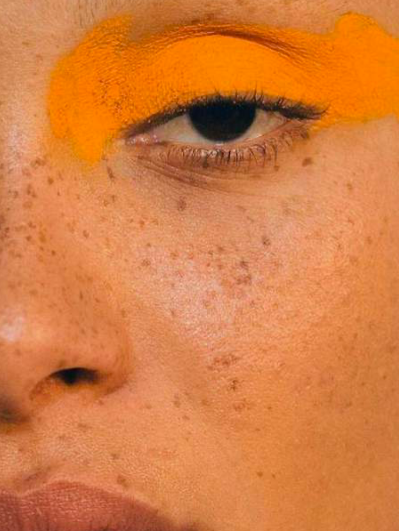 Occhio di ragazza con ombretto arancione